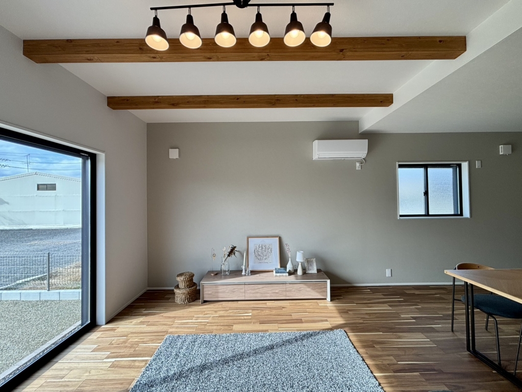 大きな窓から暖かい光が入るリビング 家具雑貨が入り生活がイメージしやすくなりました